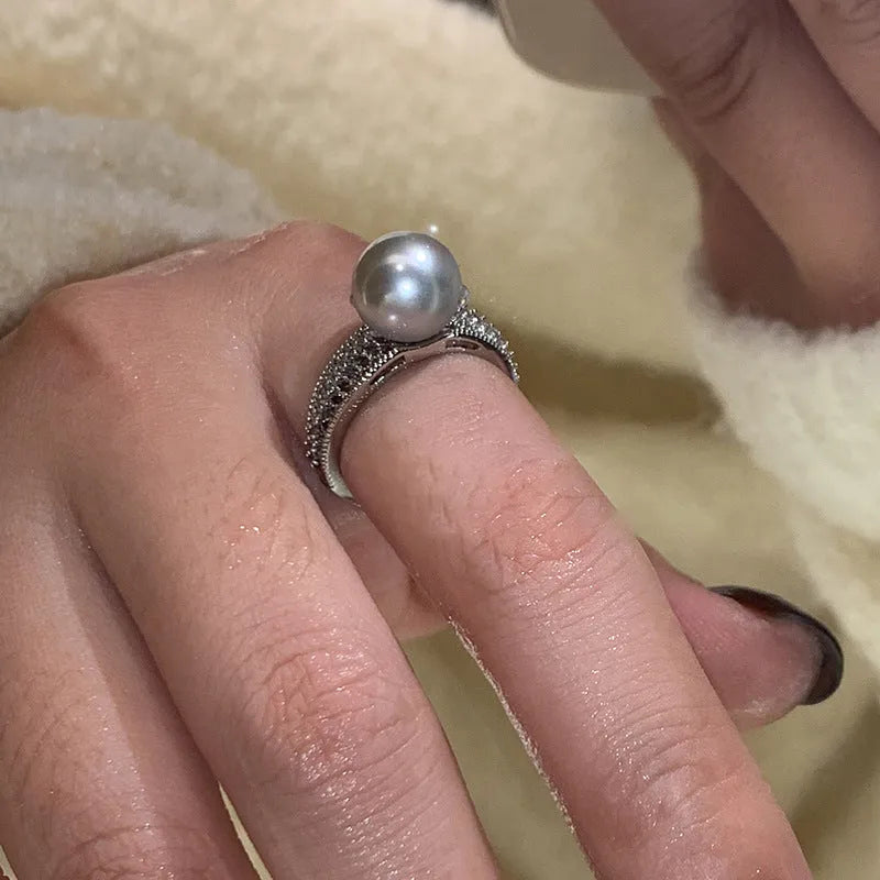 Adjustable open ring with geometric black pearl design on index finger