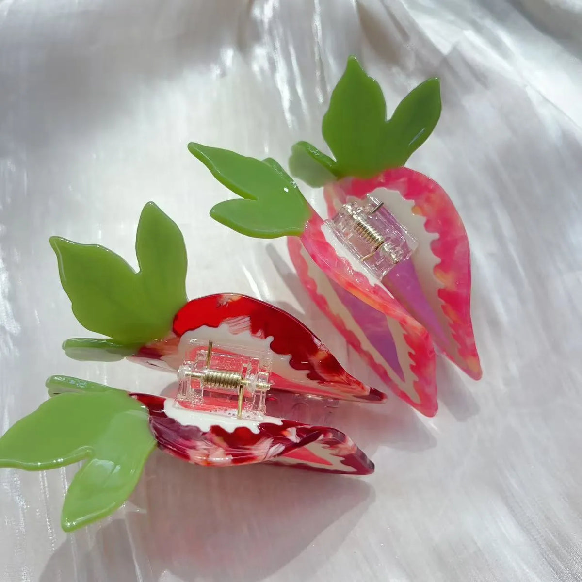Strawberry-shaped hairpin in red and pink colours with pastoral style