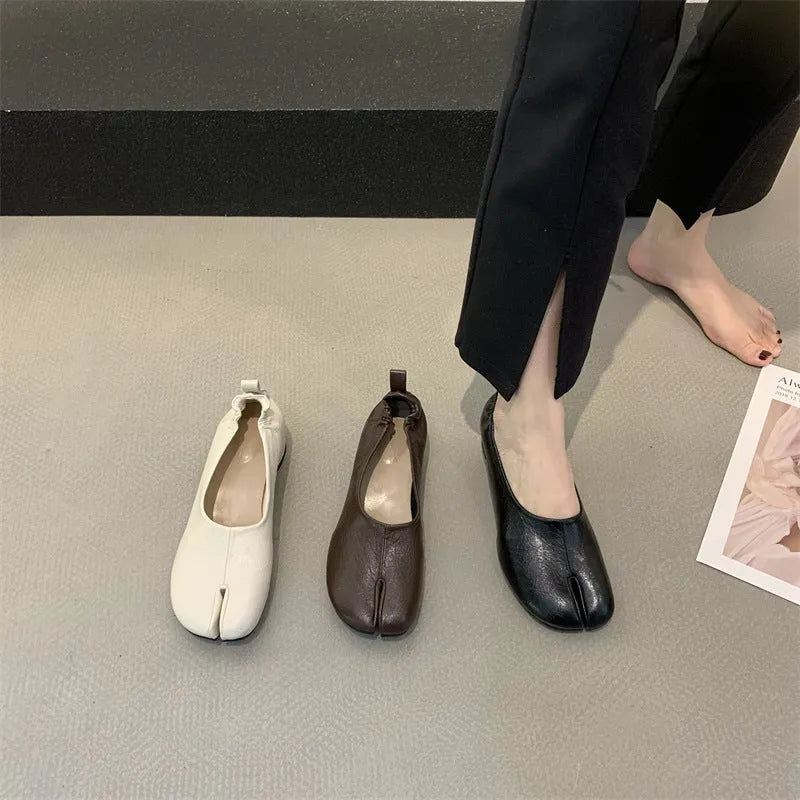 Women's black split toe horseshoe pumps with chunky heel and round toe Korean style design