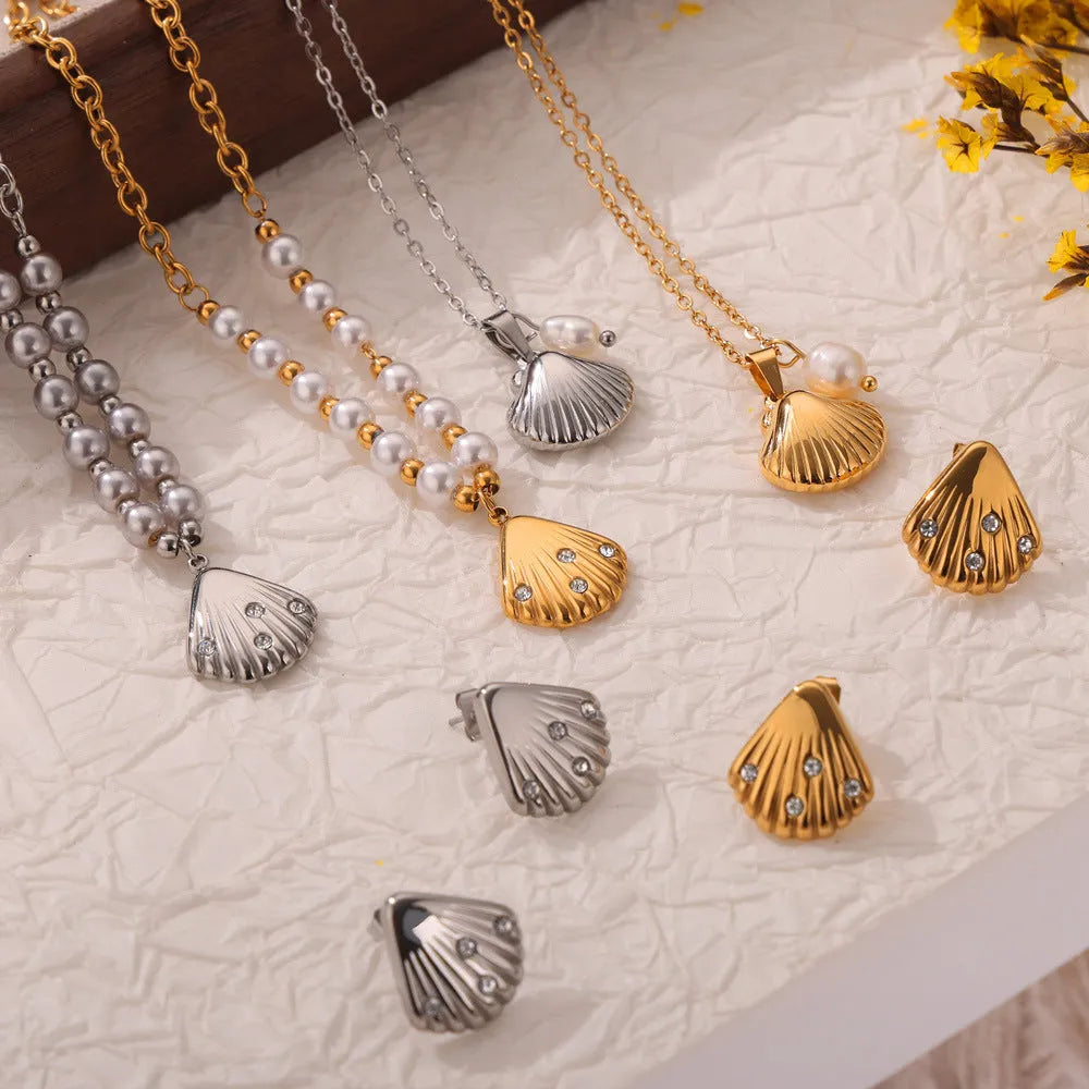 Women's vintage necklace with freshwater pearl and chain pendant in titanium steel
