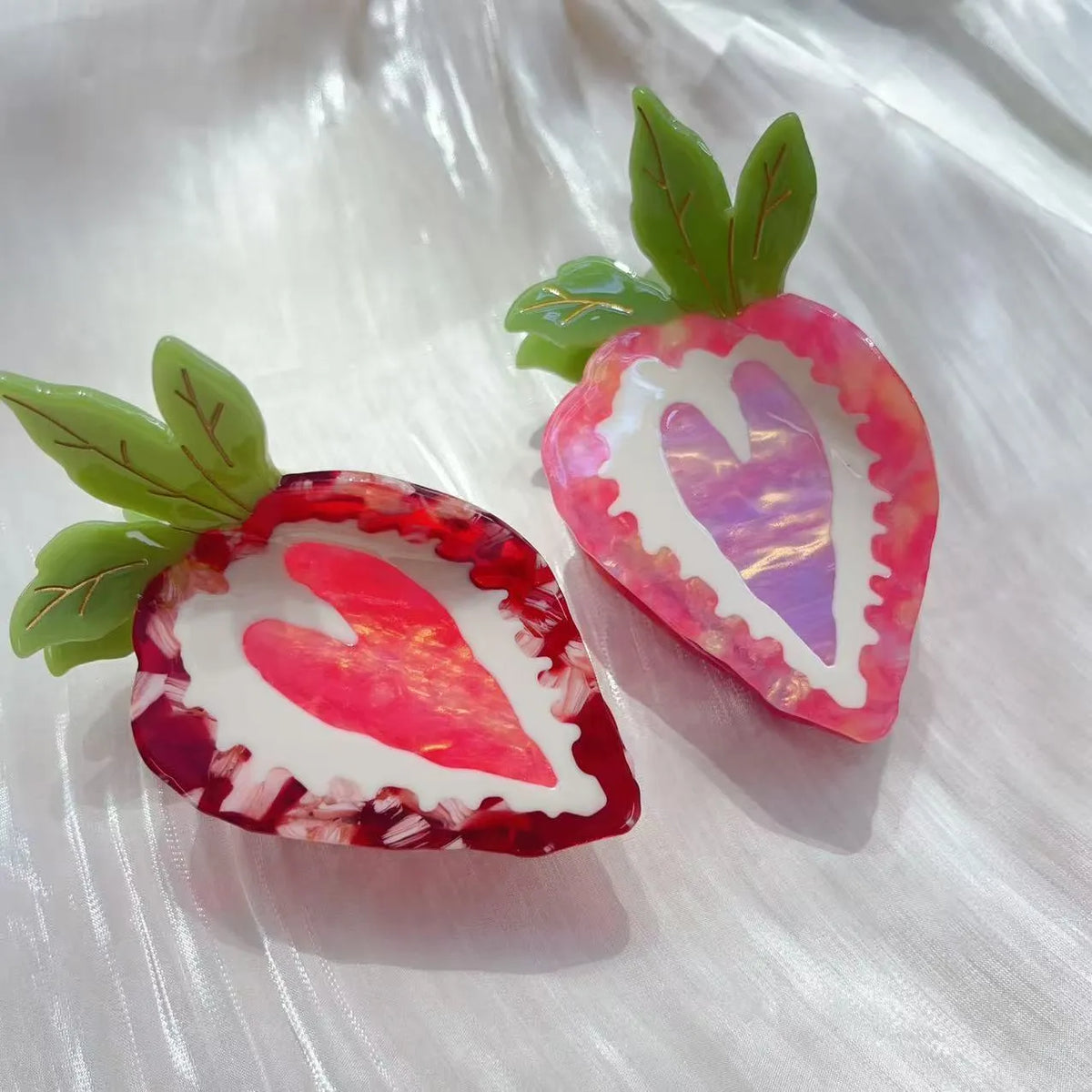 Strawberry-shaped hairpin in red and pink colours with pastoral style