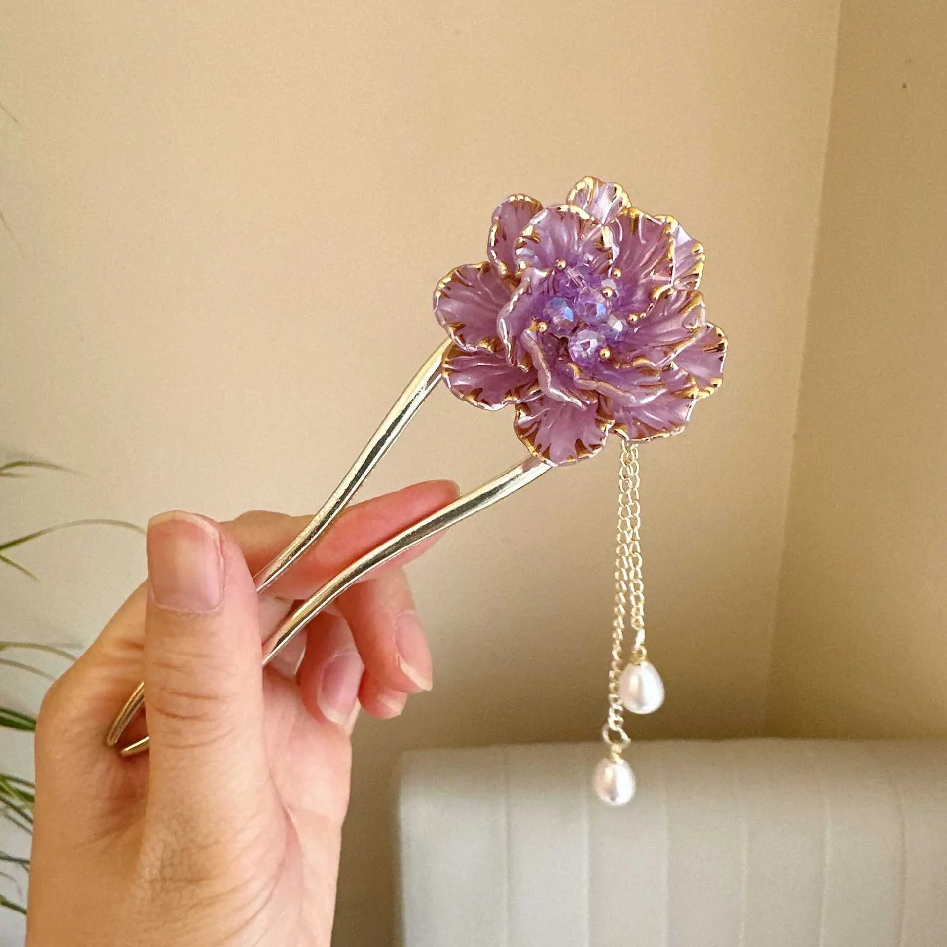 Purple and white retro peony flower U-shaped hairpin with tassel detail