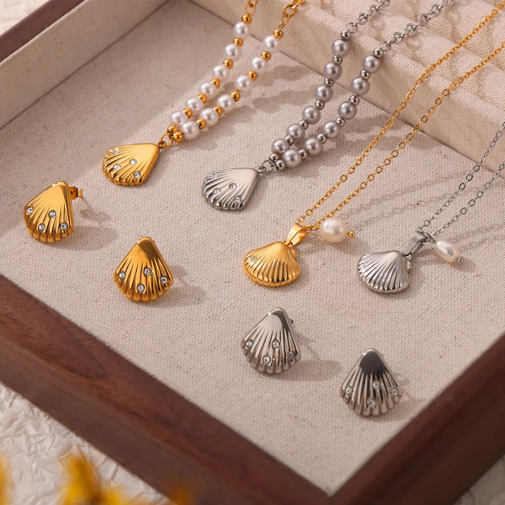 Women's vintage necklace with freshwater pearl and chain pendant in titanium steel