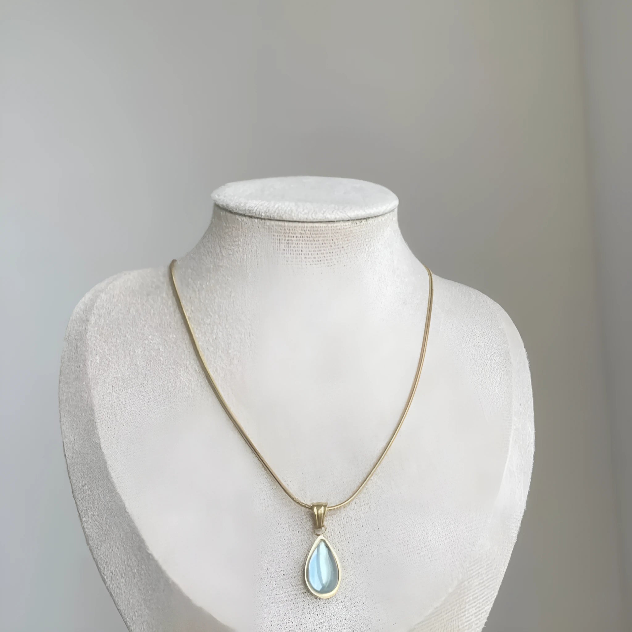 Retro water drop necklace in blue or green colours with snake bone chain