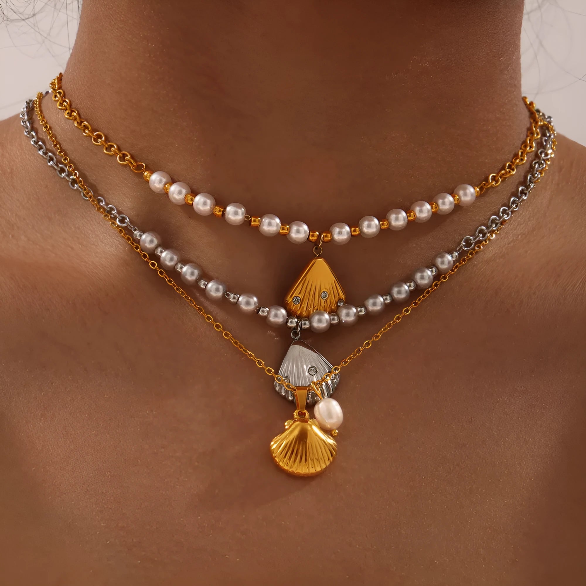 Women's vintage necklace with freshwater pearl and chain pendant in titanium steel