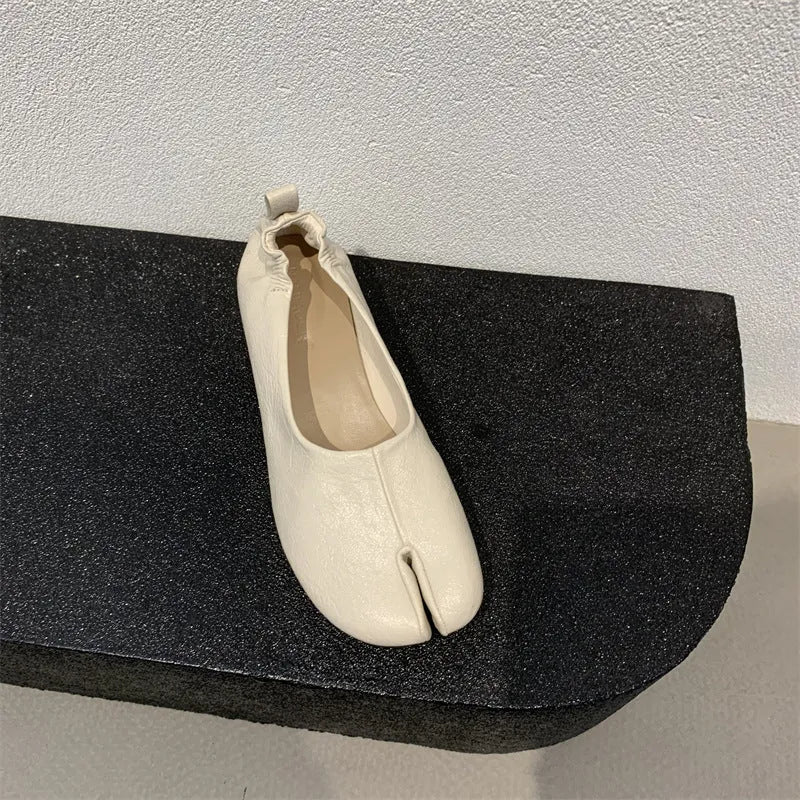 Women's black split toe horseshoe pumps with chunky heel and round toe Korean style design