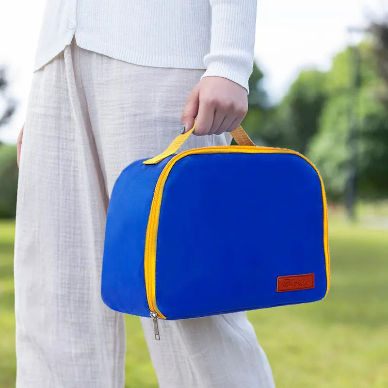 Large capacity insulated lunch bag in textured cloth fabric with modern simplicity styling