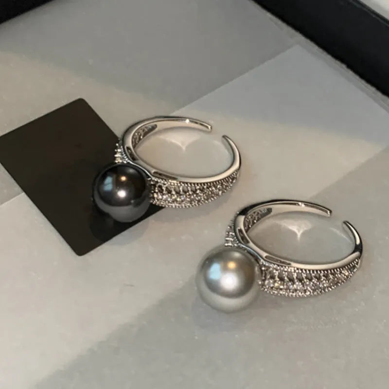 Adjustable open ring with geometric black pearl design on index finger