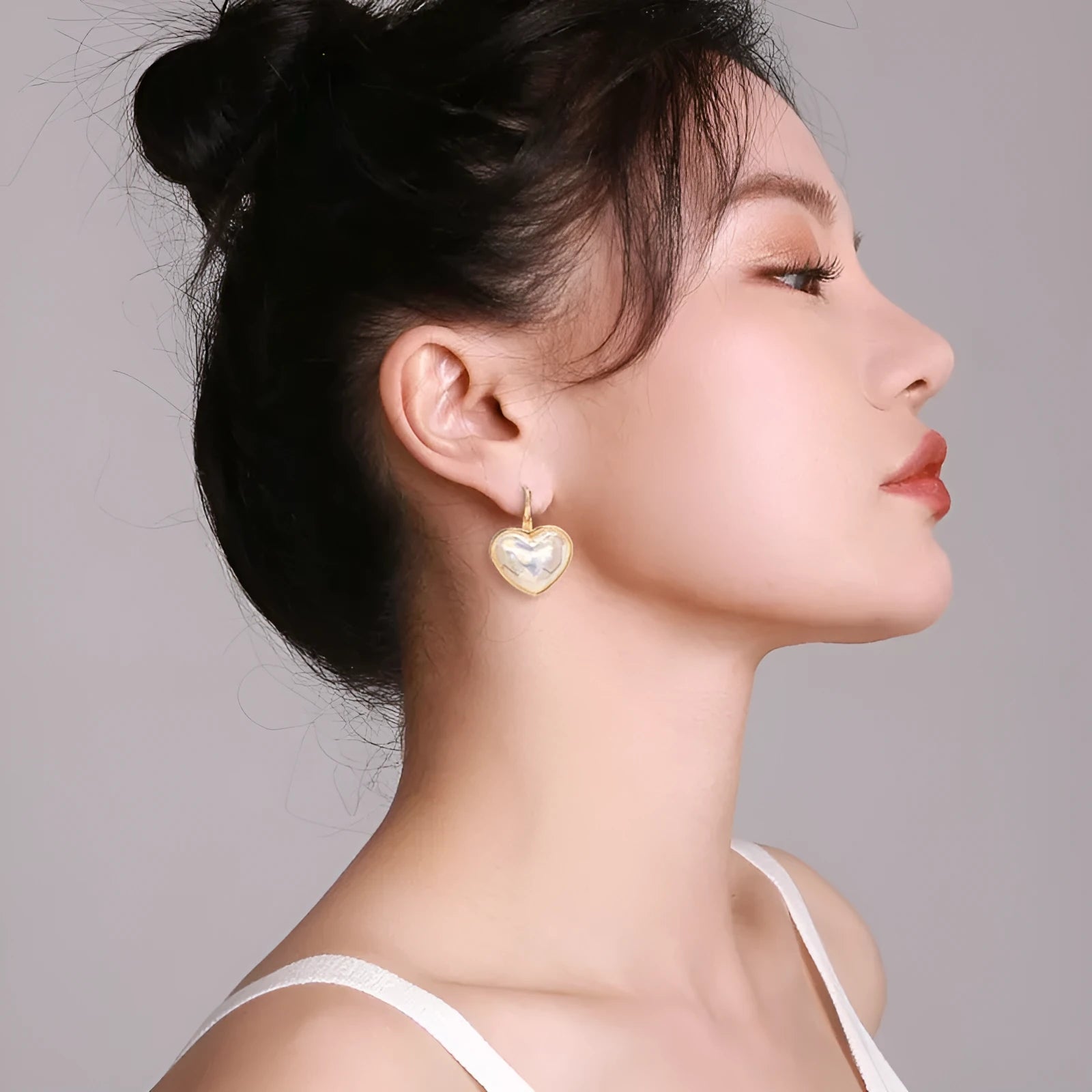 Gold-coloured alloy ear clip with metal design elements for women's summer fashion jewellery