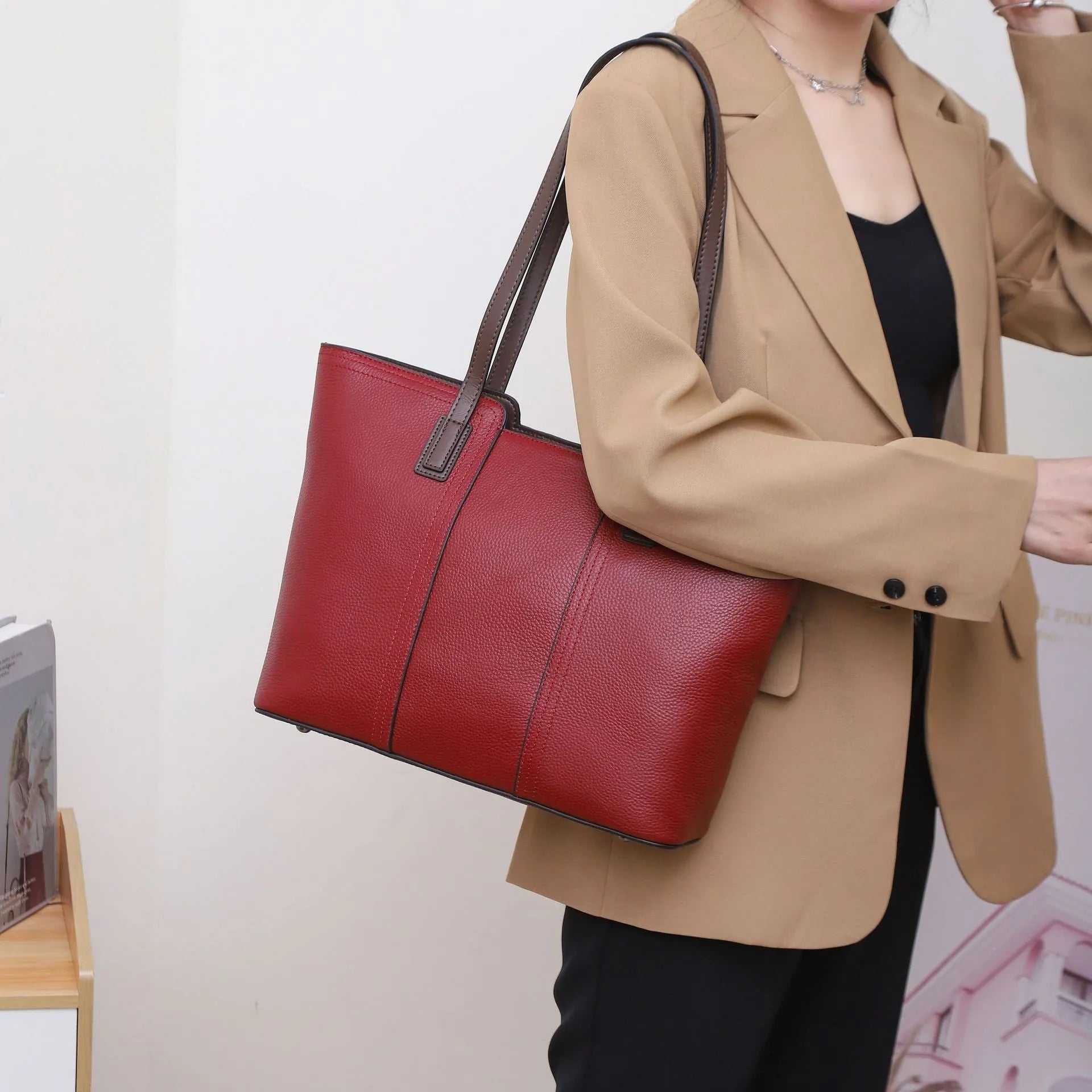 Women's genuine leather commuter shoulder bag in box-type shape with large capacity and multiple pockets
