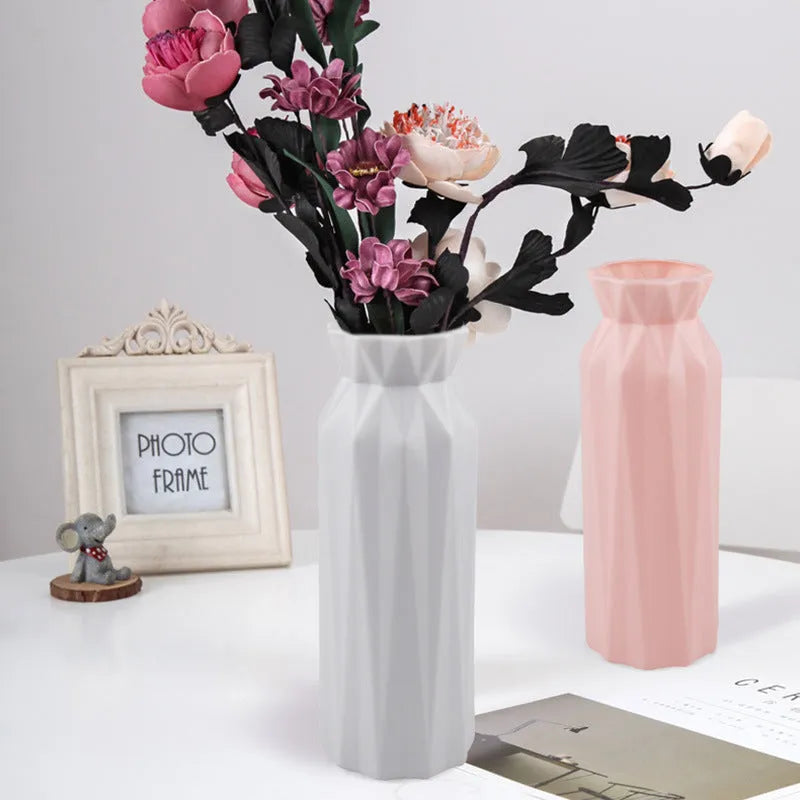 A drop-resistant melamine vase in grey plastic with a 7.2cm wide base.