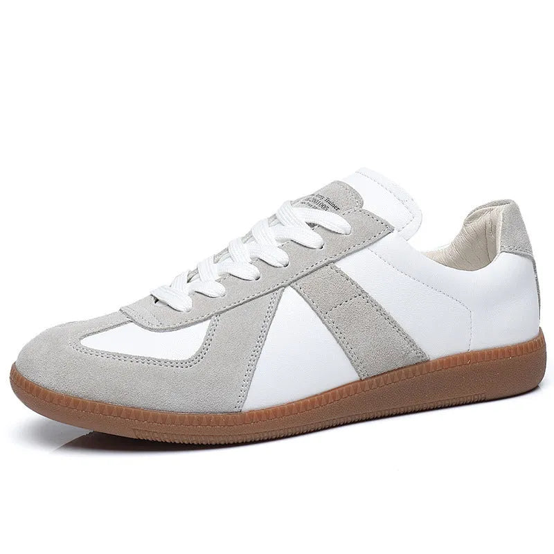 Japanese-style retro unisex white low-top sneakers with round toe and flat rubber sole.