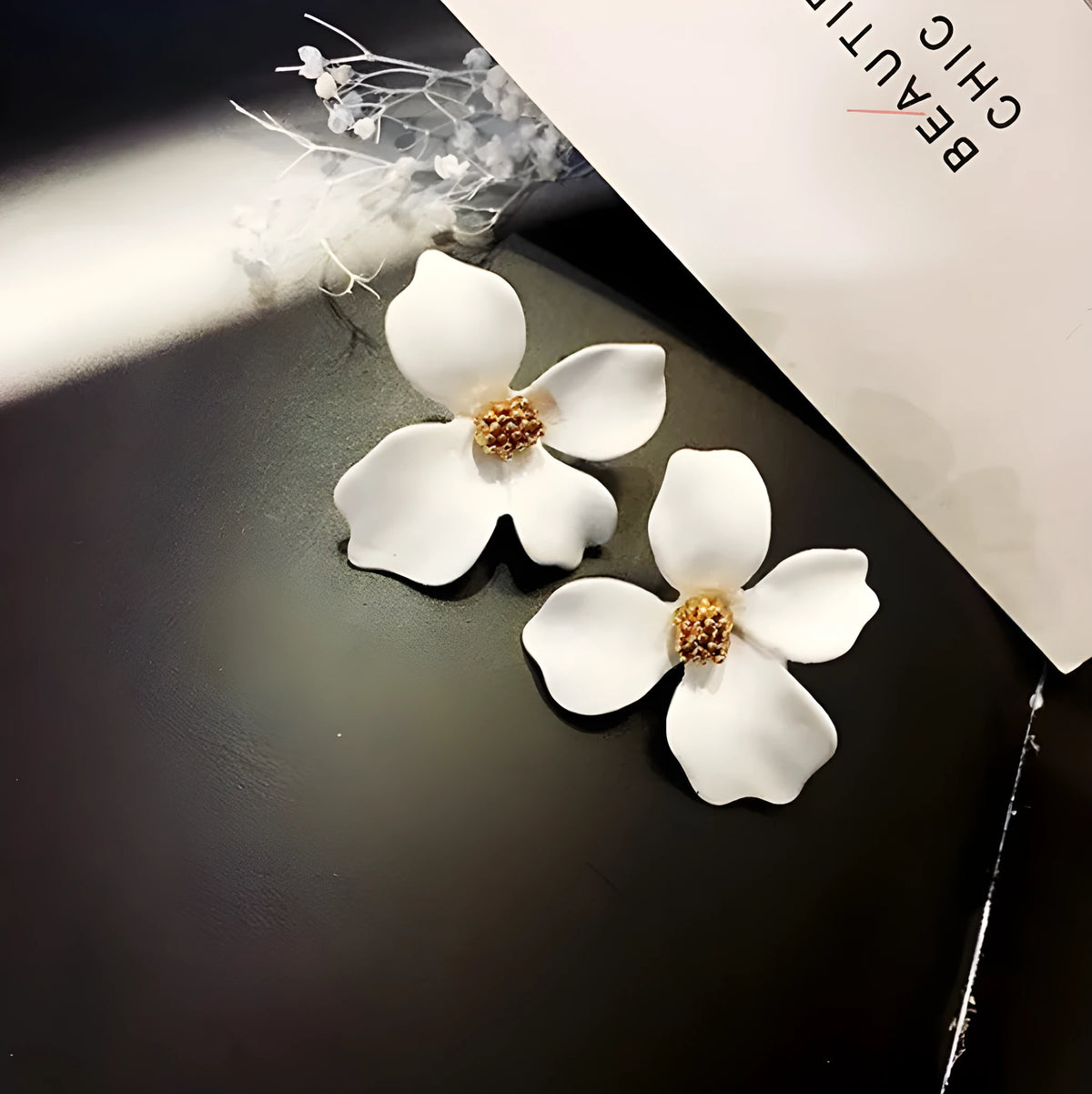 Flower stud earrings for women with floral design in alloy with white or pink electroplated finish
