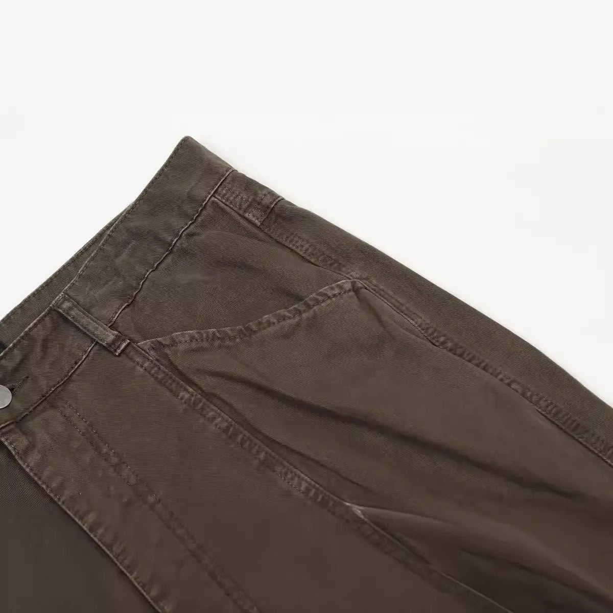 Men's loose straight-leg cotton jeans in brown with high-waist design and zipper fly closure