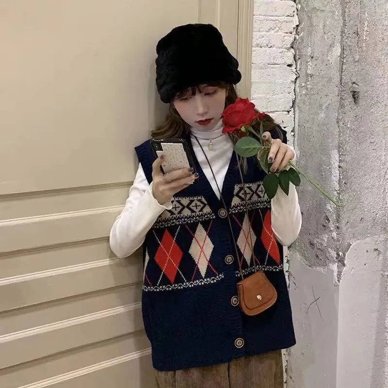 Loose sleeveless cardigan top with diamond plaid pattern in khaki colour.