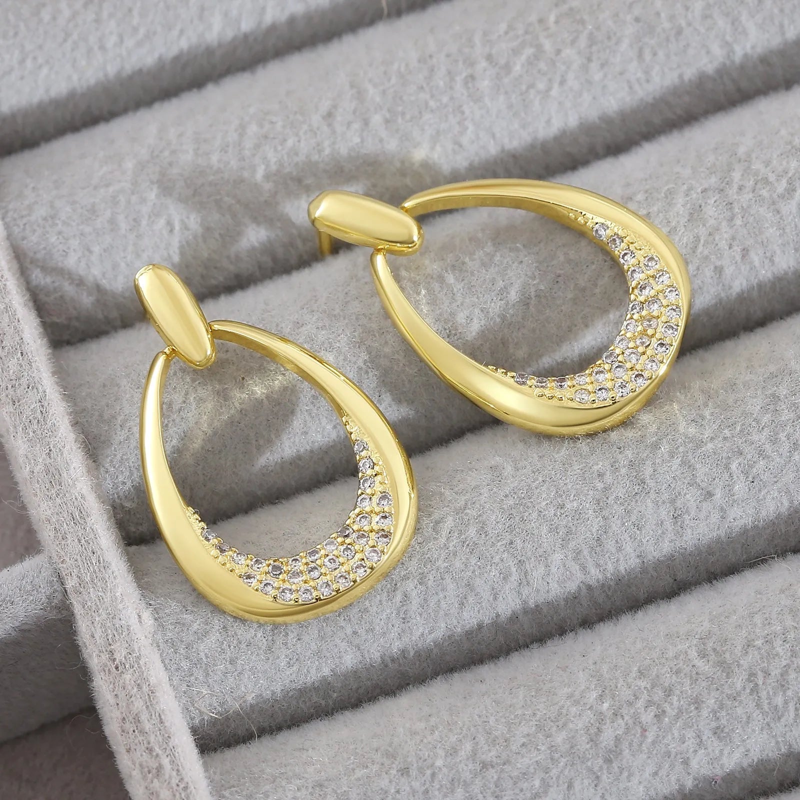 Yellow gold geometric drop-shaped women's copper earrings with colour retention electroplating.