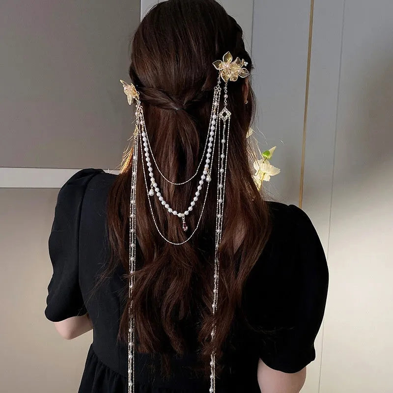 Gold-coloured women's hairpin with a pearl diamond flower decoration and a long acrylic tassel.