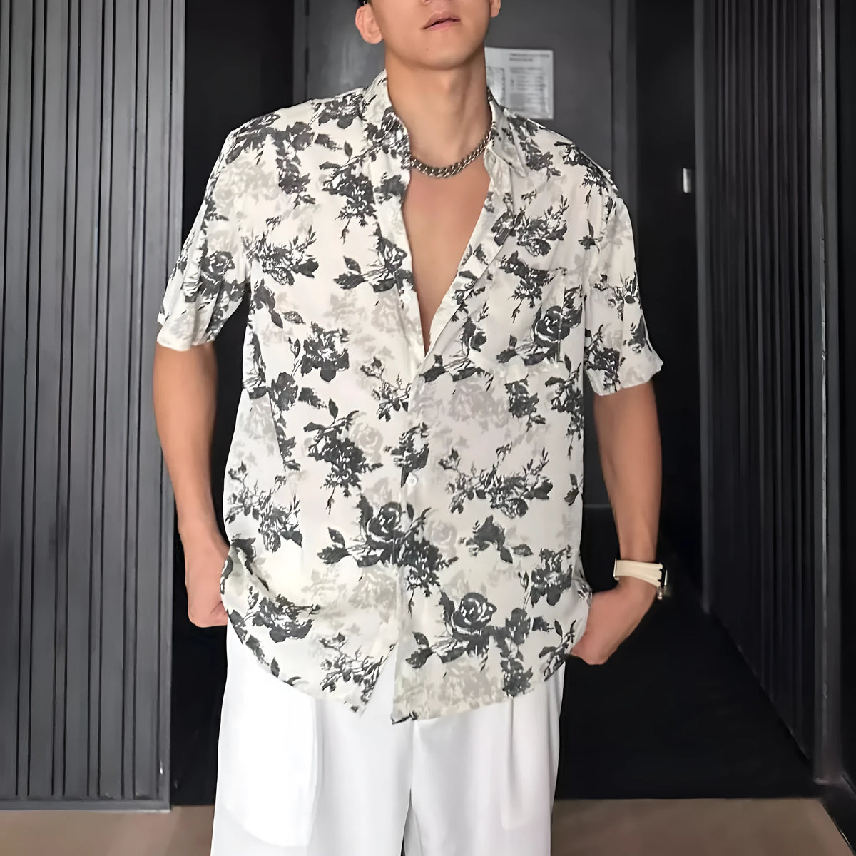 Loose-fitting printed casual shirt with floral pattern and short sleeves in black or white