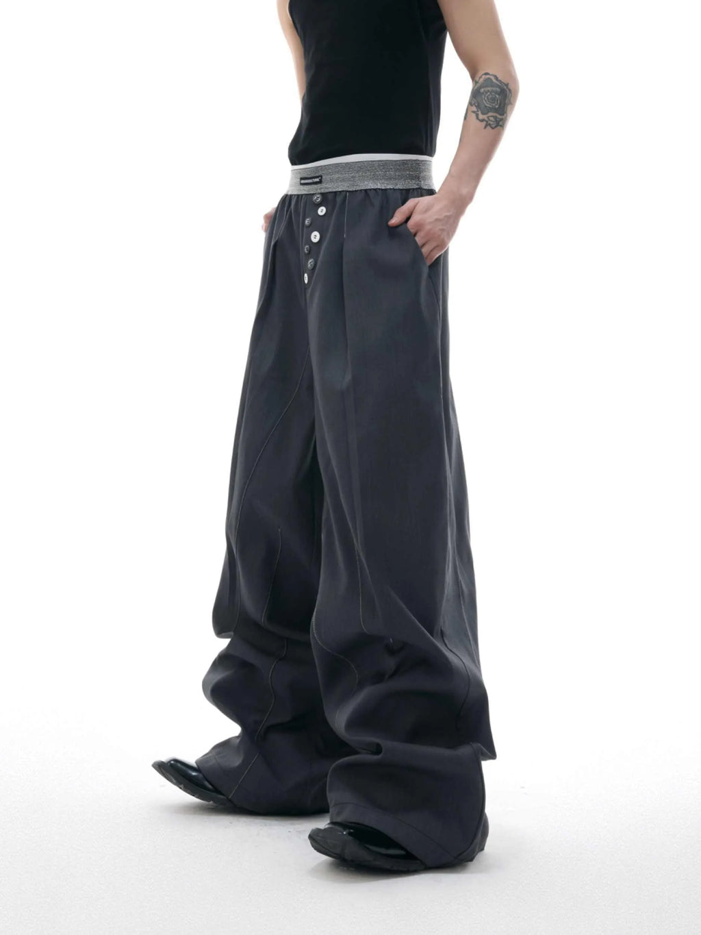 Straight-leg casual trousers with drooping waistline and button-open line design in grey