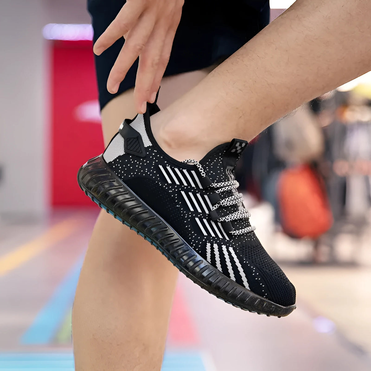 Men's white flying fabric sports shoes with mesh lining and platform heel design