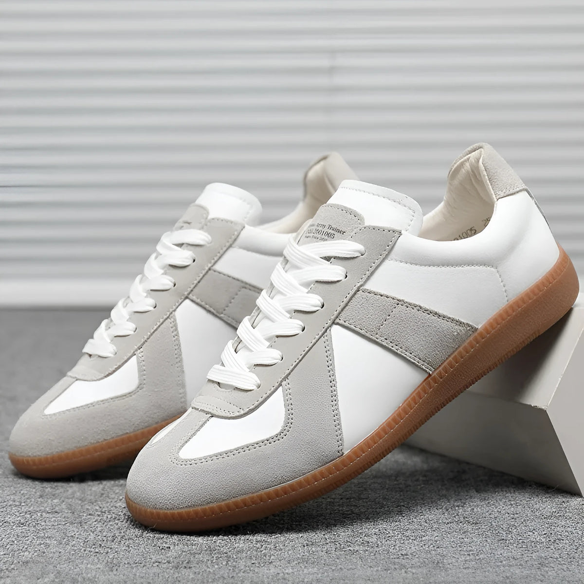 Japanese-style retro unisex white low-top sneakers with round toe and flat rubber sole.