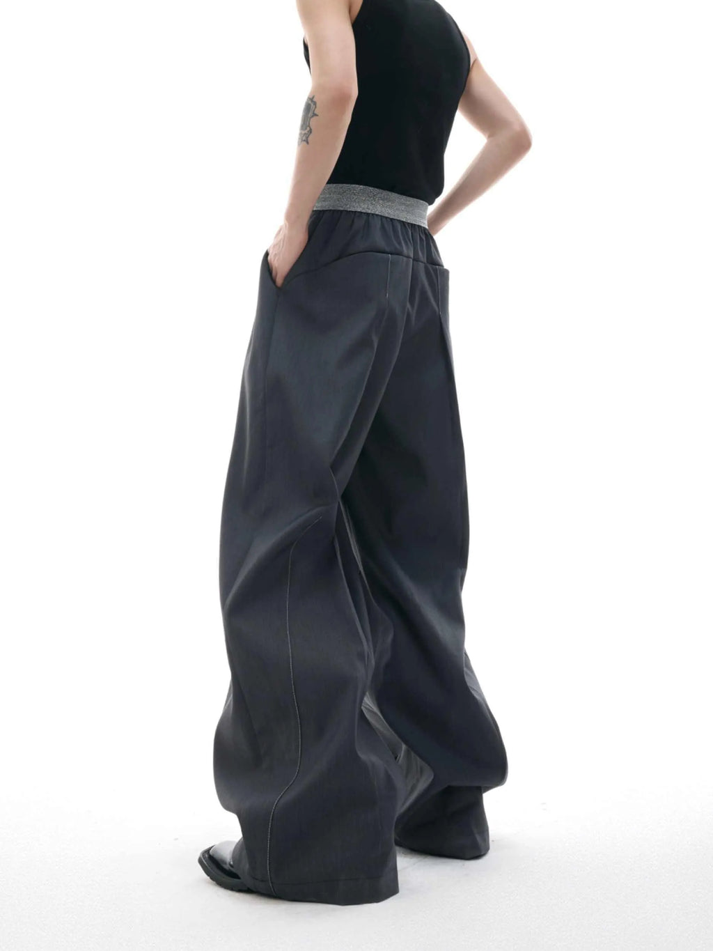 Straight-leg casual trousers with drooping waistline and button-open line design in grey