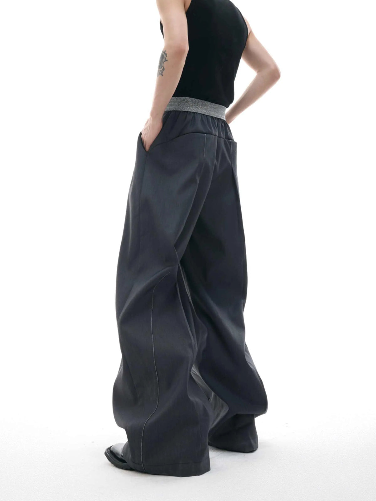 Straight-leg casual trousers with drooping waistline and button-open line design in grey