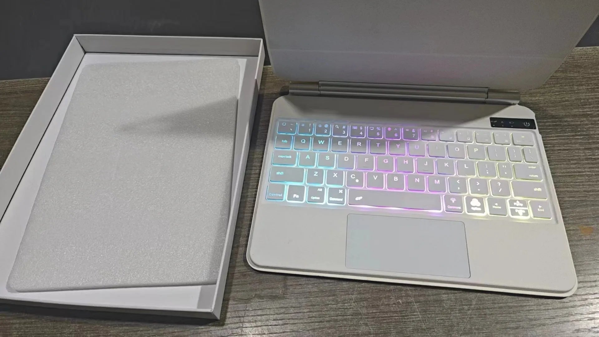 Wireless Bluetooth keyboard with magnetic iPad attachment and protective cover in five colour options