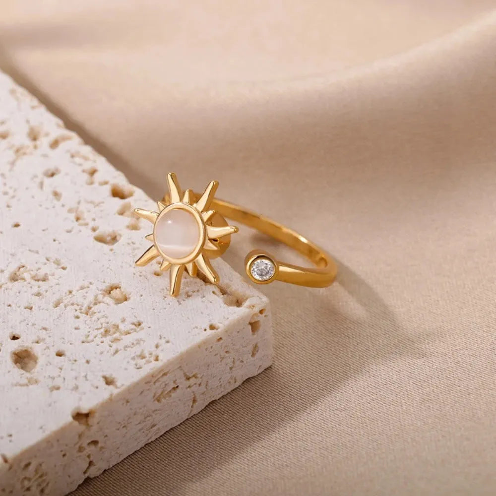 Geometric decompression ring with adjustable opening in gold or platinum colour