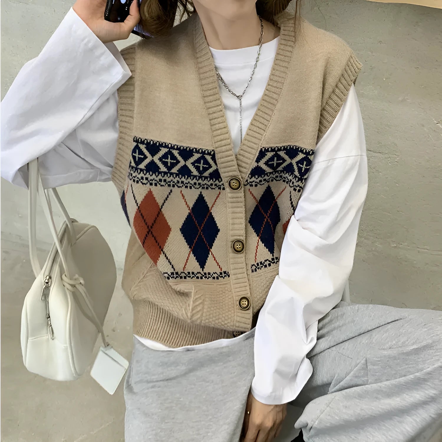 Loose sleeveless cardigan top with diamond plaid pattern in khaki colour.