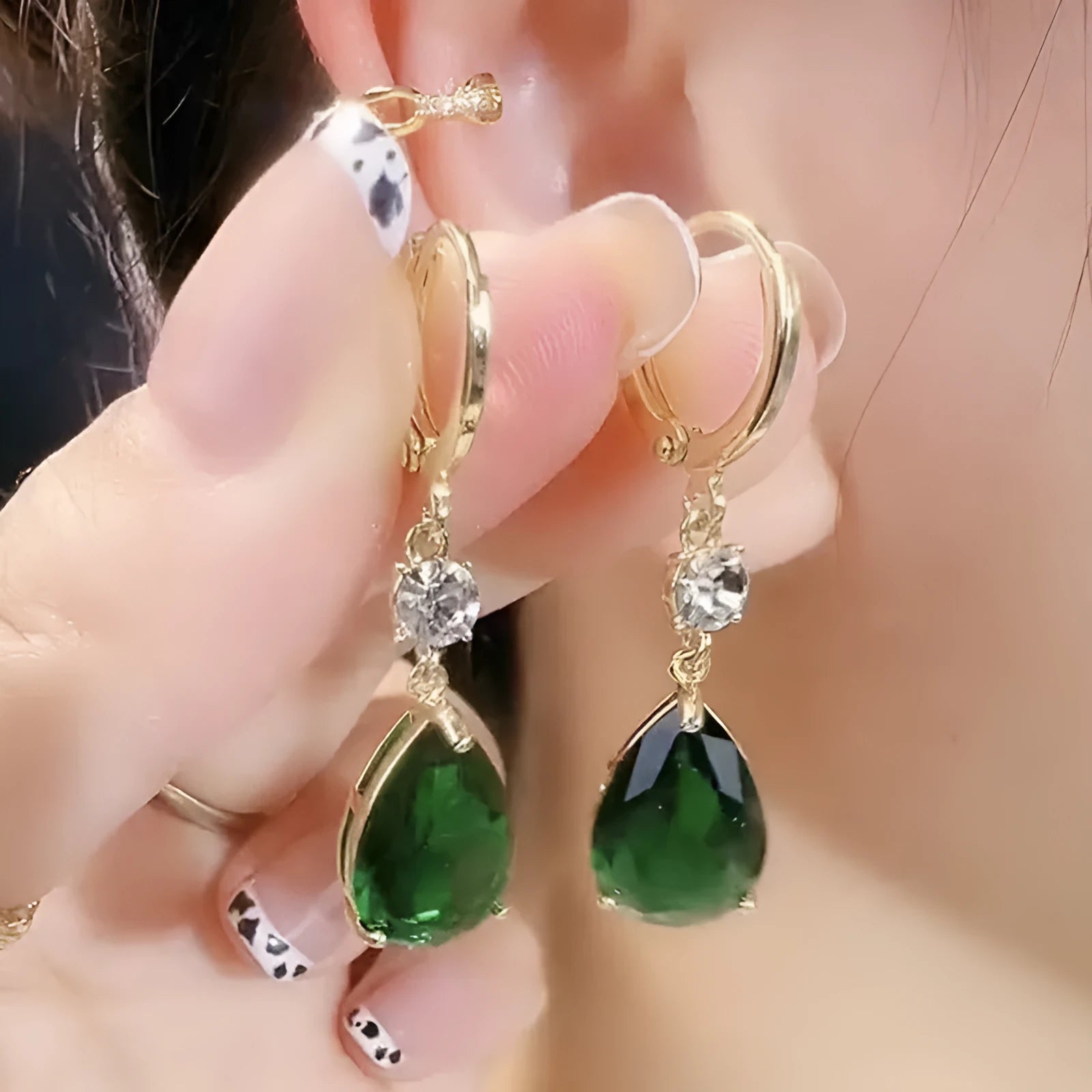 Emerald green geometric teardrop alloy earrings with structured drop design
