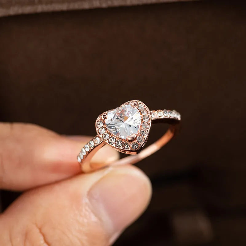 Heart-shaped crystal fashion ring in rose gold or silvery finish on white copper