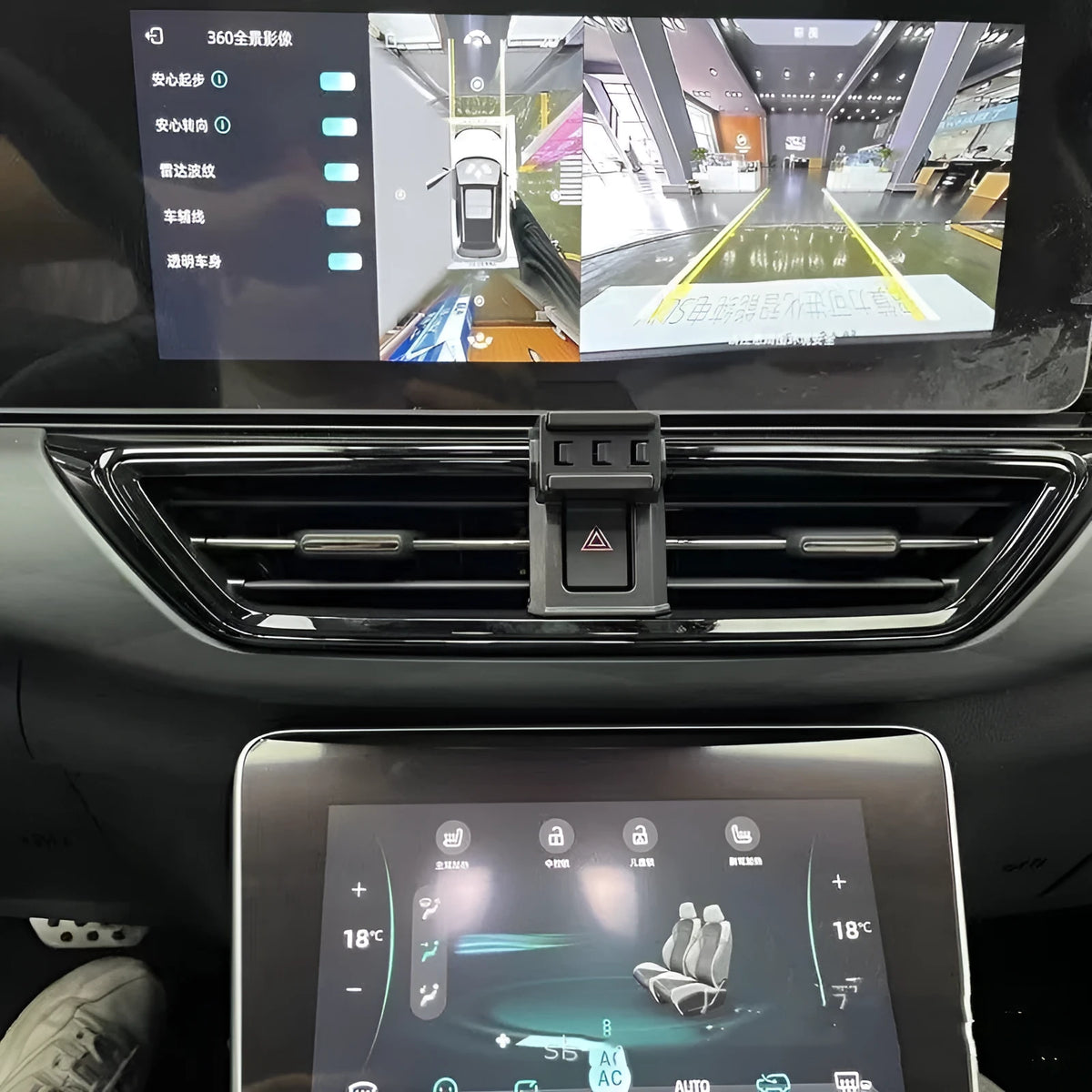 GOODWAY car dashboard mobile phone holder with 360-degree rotation mounted in vehicle