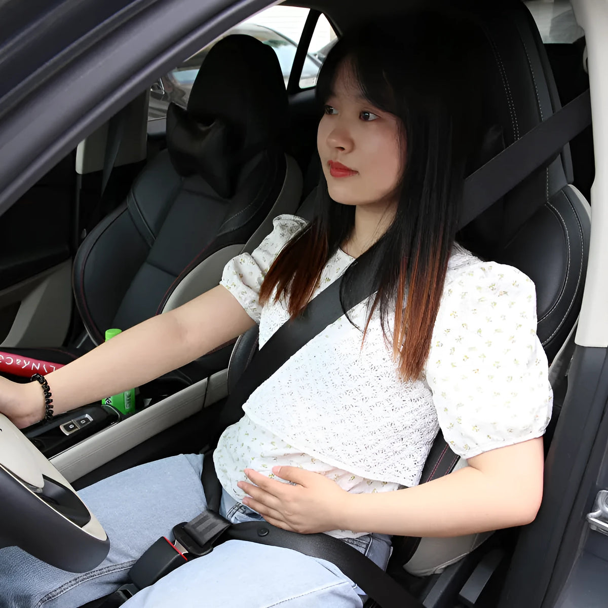 Maternity seat belt extender with polyester strap and ABS buckle for pregnant women.
