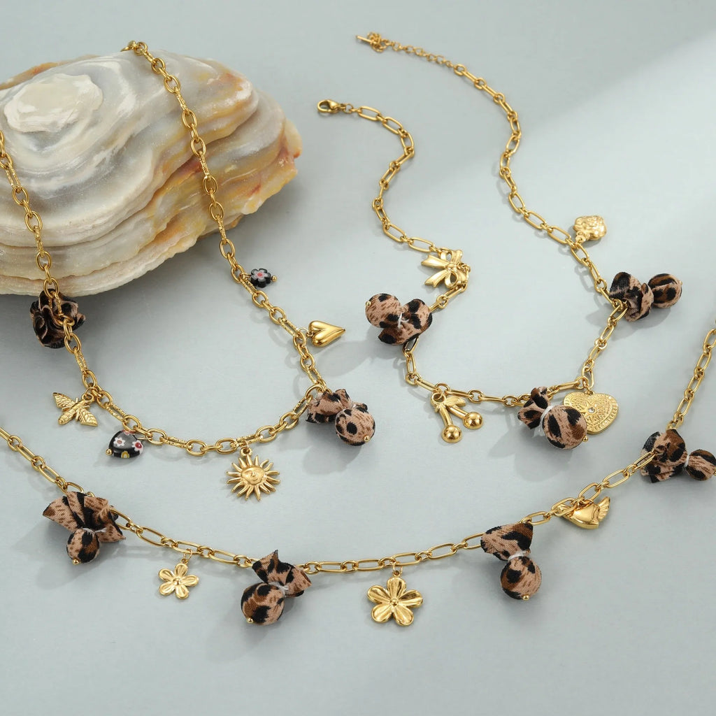 Gold-coloured stainless steel necklace with leopard pattern pendant on adjustable 41-50cm chain