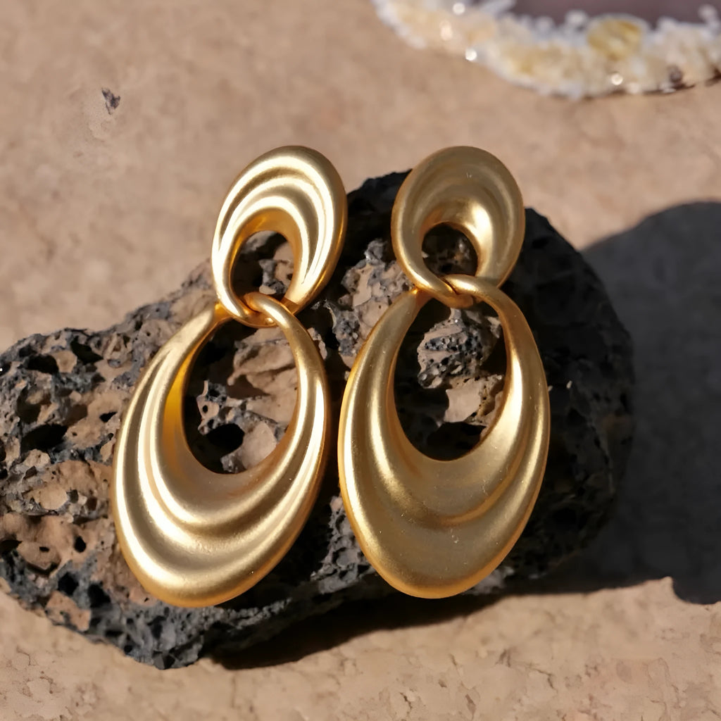 Women's French retro copper earrings with U-shaped double circle design in plain gold finish