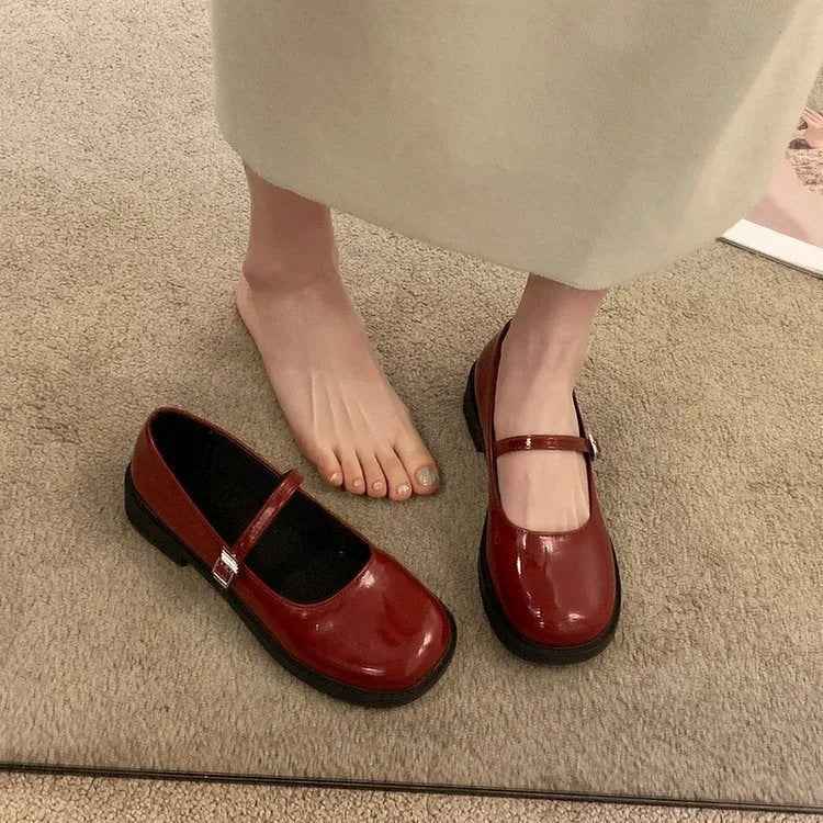 Women's solid colour French vintage style leather flats with a flat heel and round toe.