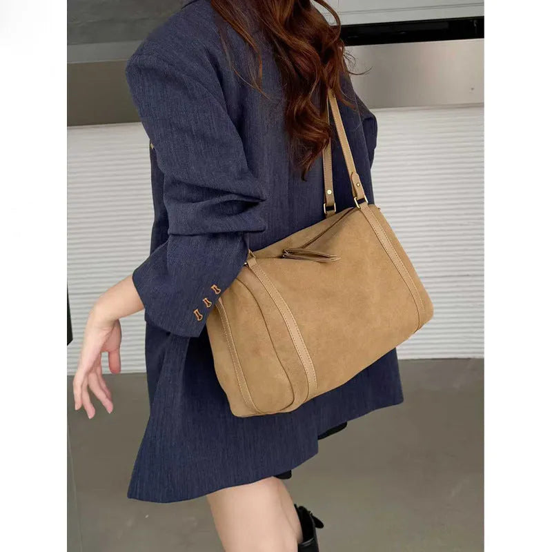 Vintage matte cowhide Boston bag in khaki or mocha coffee, 34x16x21cm, with shoulder and crossbody strap and outer pocket.