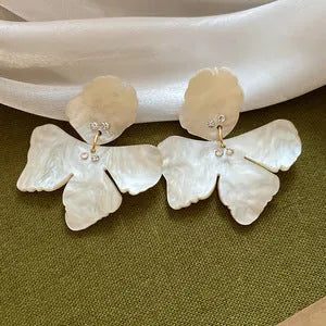 Silver needle resin diamond flower earrings in retro style, available in coffee colour, green, red, or white.