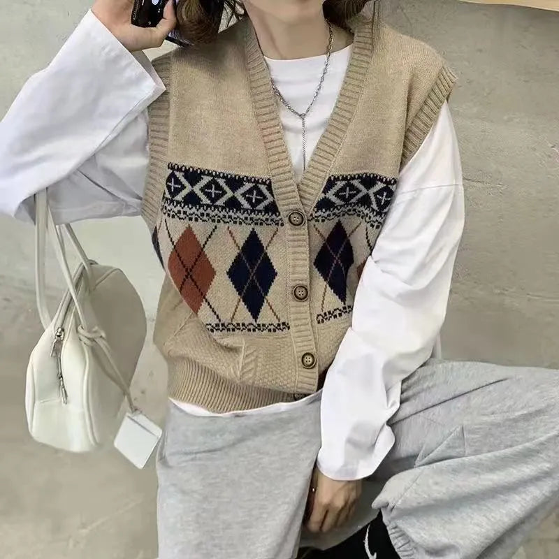 Loose sleeveless cardigan top with diamond plaid pattern in khaki colour.
