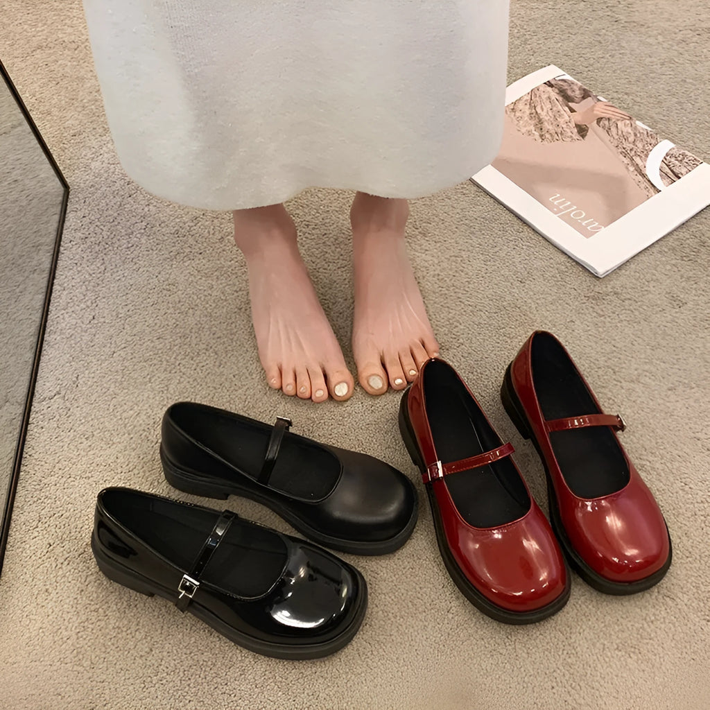 Women's solid colour French vintage style leather flats with a flat heel and round toe.