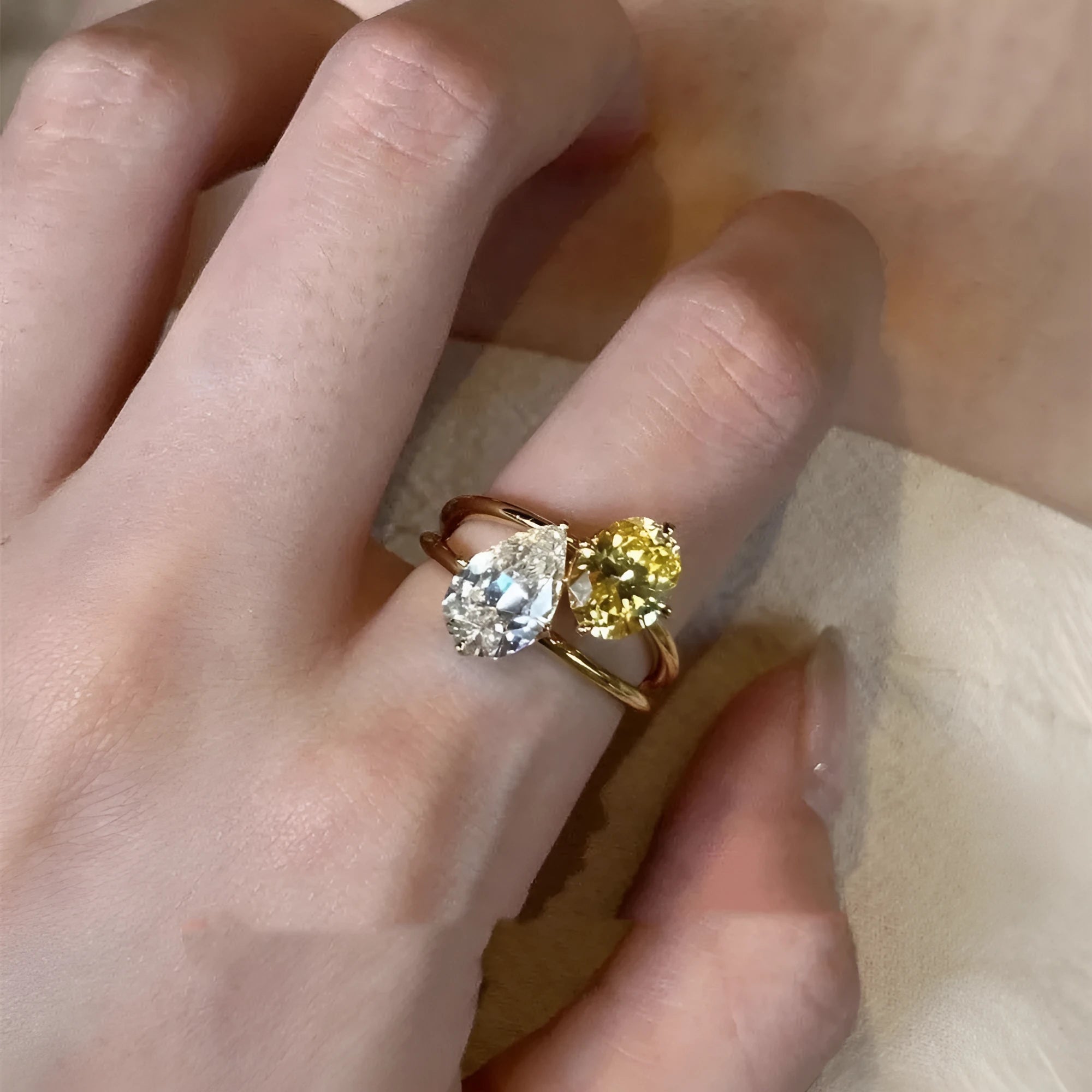 Water drop contrast colour open ring for women with geometric shape and double Sheng stone detail