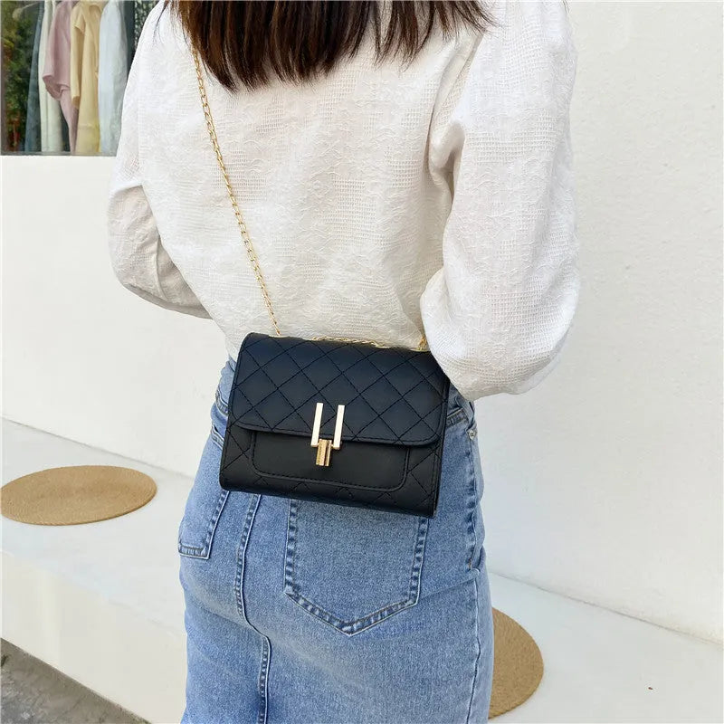 Women's diamond lattice chain crossbody bag in minimalist PU design with adjustable strap