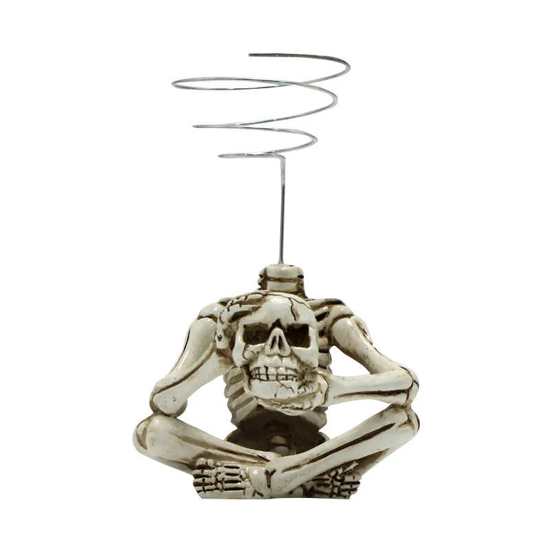 Resin Gothic skull bracket holding Tillandsia air plant with iron component, measuring 7x8x12.5cm