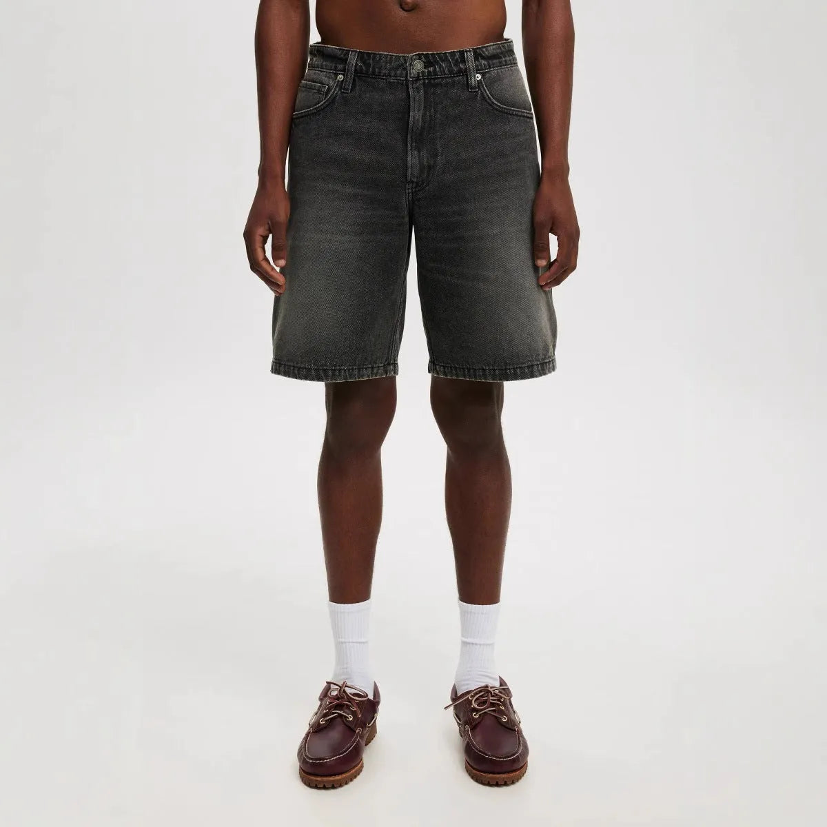 Men's loose straight cotton denim fifth pants in light blue, black, and gray for summer street style.