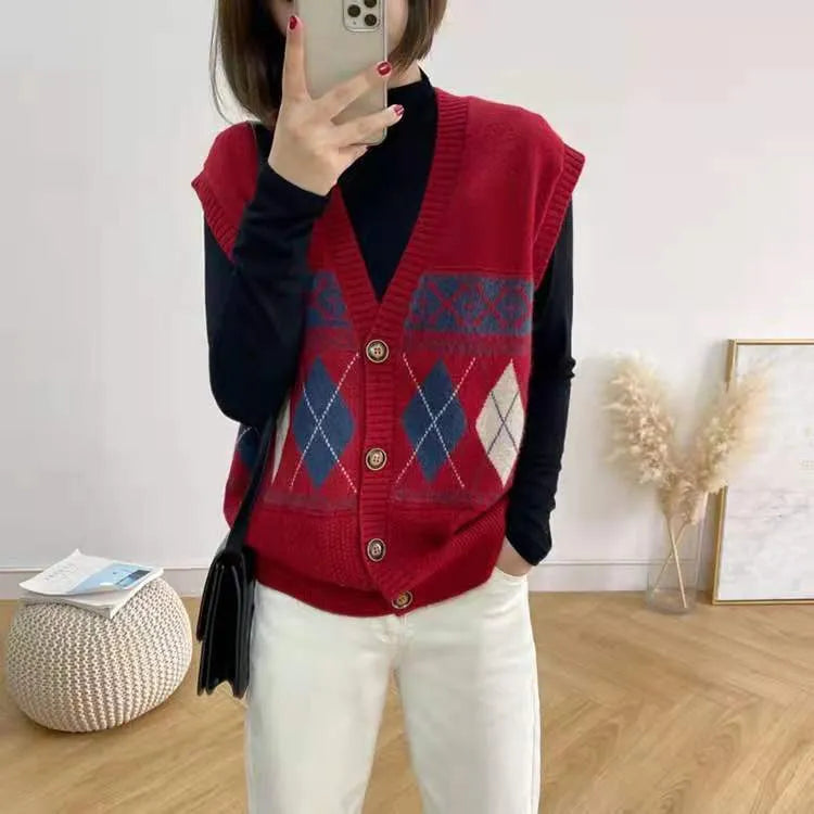 Loose sleeveless cardigan top with diamond plaid pattern in khaki colour.