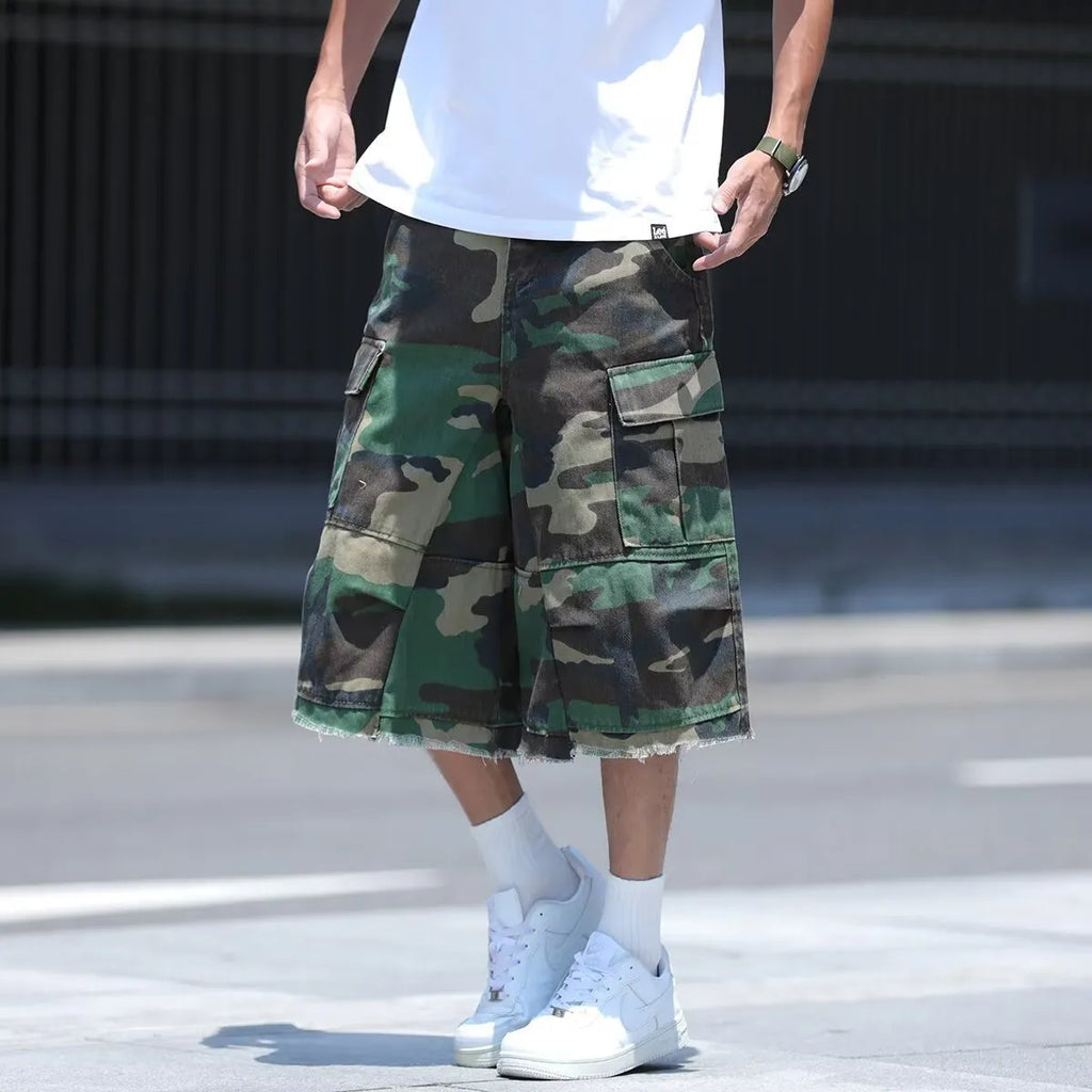 Men's camouflage work shorts in loose fit cropped design with cotton-polyester fabric