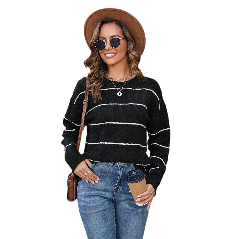 Women's striped pullover sweater with round neck collar and regular sleeves in loose fit street fashion style