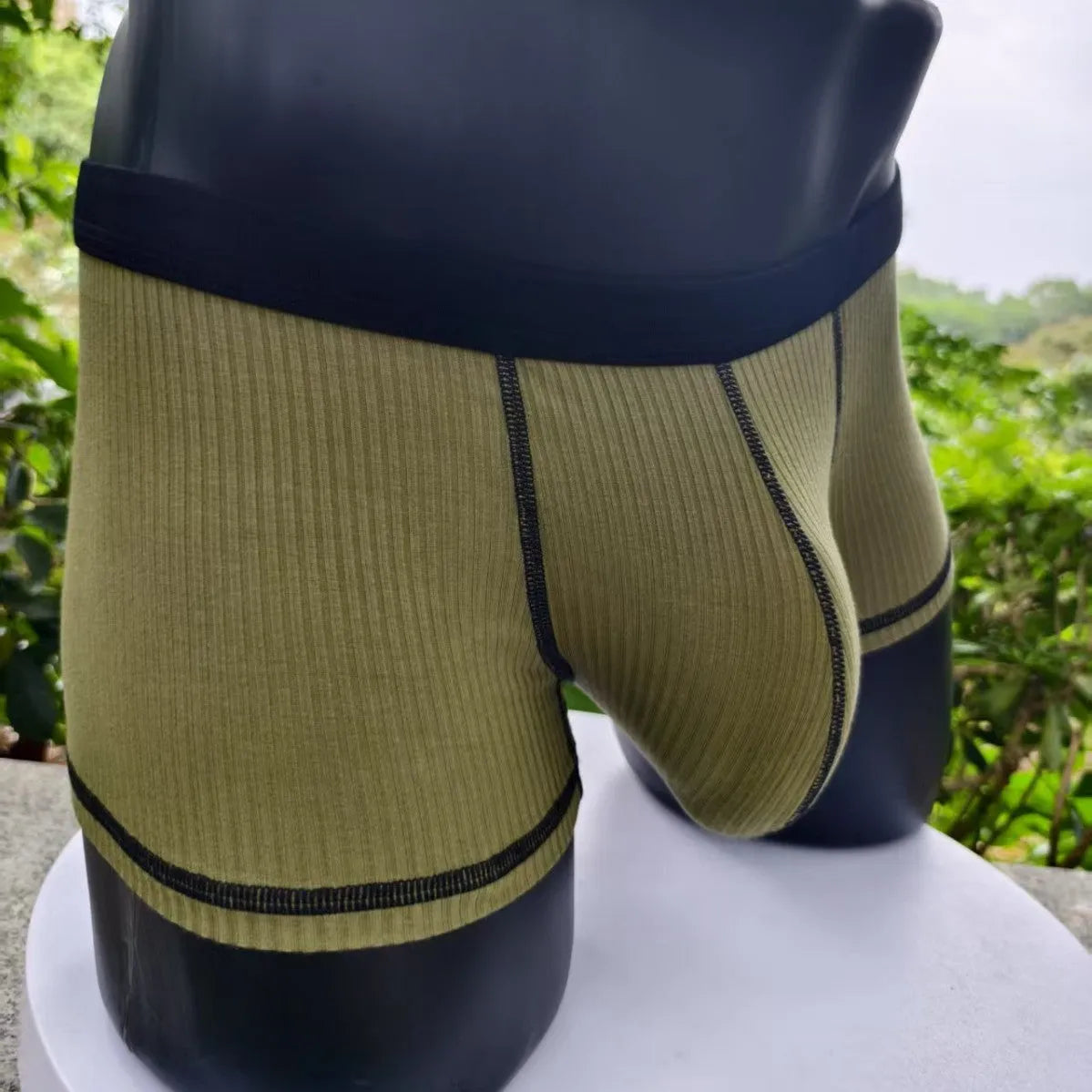 Men's breathable boxer shorts in solid colours with body shaping function