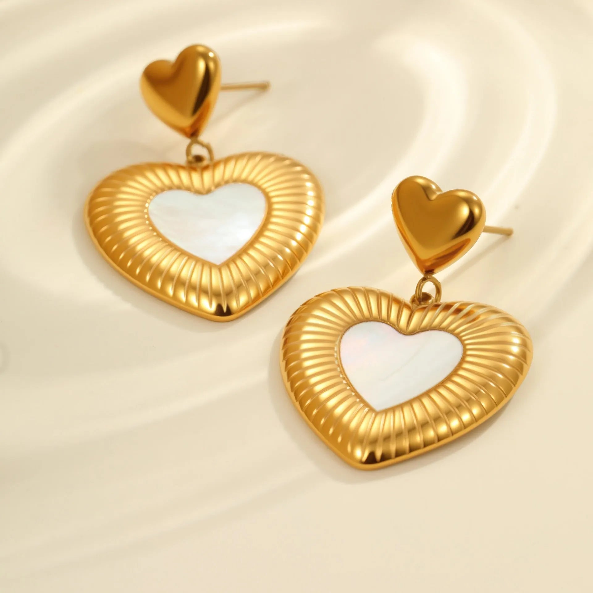 Gold heart-shaped women's earrings with fritillary pattern on stainless steel with 18K electroplating